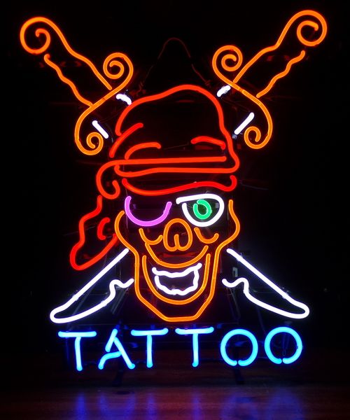 neon pro tatouage pirate