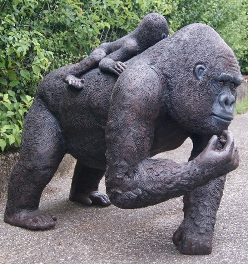 bébé gorille et gorille adulte statue grandeur nature