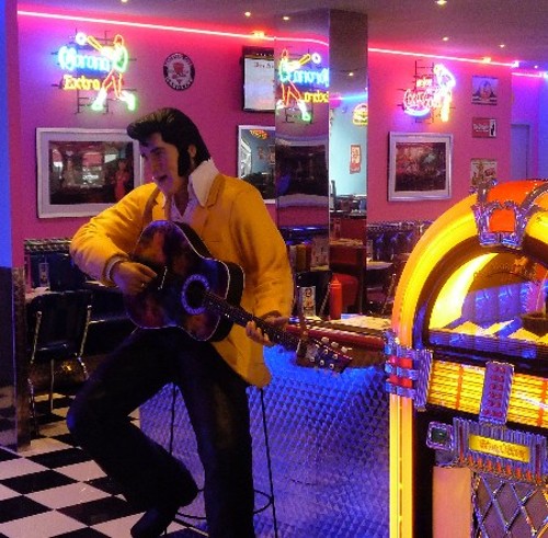 neon corona chez Memphis coffee